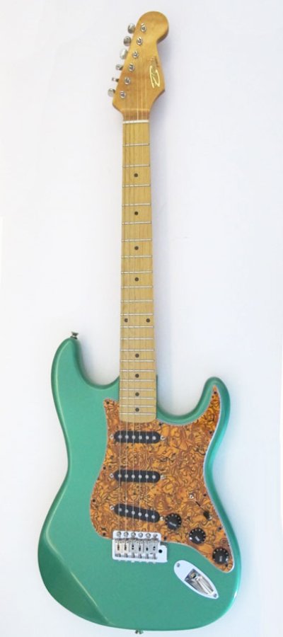 une strat' avec préampli style "Clapton", porte le numéro 4804012.